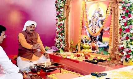मुख्यमंत्री डॉ. यादव ने मुख्यमंत्री निवास में किया शस्त्र पूजन शक्ति स्वरूपा मां काली की पूजा अर्चना और वाहनों की विधि-विधान से की पूजा