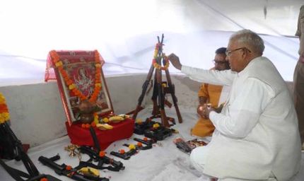 राज्यपाल पटेल ने राजभवन में किया शस्त्र पूजन