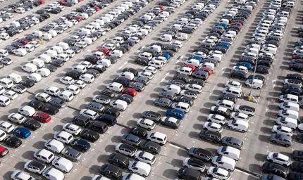 टैक्स कट के बावजूद मारुति से टोयोटा तक की बिक्री गिरी, एक कंपनी ने दिखाया दम