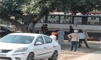 दिल्ली में भय का माहौल: AAP रैली जा रही बस पर हमला, गोलियों की बरसात