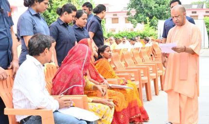 सीएम योगी ने चॉकलेट देकर बच्चों पर लुटाया प्यार, की आत्मीय बातचीत