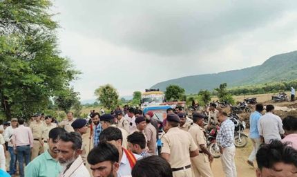 पन्ना में सड़क हादसा: दो की मौत, एक करोड़ मुआवजे और नौकरी की मांग पर चक्काजाम