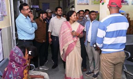 रायपुर : मंत्री श्रीमती लक्ष्मी राजवाड़े ने सूरजपुर जिले के ग्राम भांड़ी में उल्टी-दस्त से पीड़ित ग्रामीणों से की मुलाकात