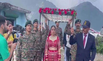 शहीद की बहन की शादी में सैनिकों ने फूलों से सजी छतरी उठाई, भाई का फर्ज निभाते हुए हिमाचल में अनोखा दृश्य