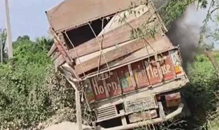 खंडवा में दिल दहला देने वाला हादसा: ट्रक ने ई-बाइक को रौंदा, आग में झुलसकर मौत