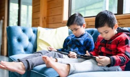 बच्चा मोबाइल की लत से परेशान? AIIMS ने सुझाया यह असरदार तरीका