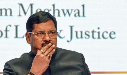 सुप्रीम कोर्ट में CJI बीआर गवई पर वकील ने जूता फेंका, आरोपी को पुलिस ने हिरासत में लिया