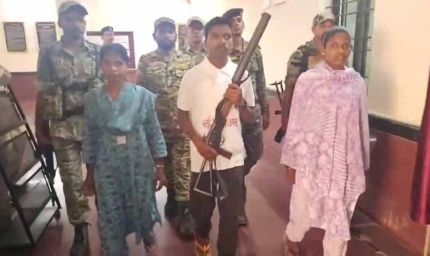 नक्सलियों का आत्मसमर्पण: 2 महिलाएँ समेत 3  ने किया आत्मसमर्पण, हर एक पर 1 लाख रुपए का इनाम