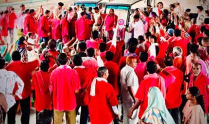 रायपुर रेलवे स्टेशन पर कुलियों का विरोध प्रदर्शन, बैटरी गाड़ियों के खिलाफ उतरे लोग