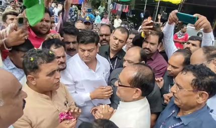 किसानों की मांगों पर कांग्रेस ने रोकी शिवराज की गाड़ी, पूर्व सीएम के अंदाज ने जीता दिल