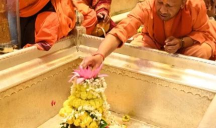 मुख्यमंत्री ने की बाबा विश्वनाथ की आराधना, 'काशी कोतवाल' काल भैरव के दर पर भी झुकाया शीश