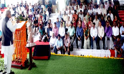 जहां भी उपयुक्त जगह मिले पेड़ जरूर लगाए जाएं : राज्यपाल  पटेल