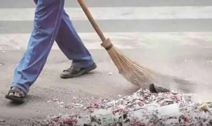 आठ घंटे की ड्यूटी होने पर ही सफाईकर्मियों को मिलेगी सैलरी