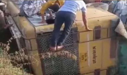 स्कूल बस पलटी: 12 बच्चे घायल, ग्रामीणों ने सड़क जाम कर जताया गुस्सा