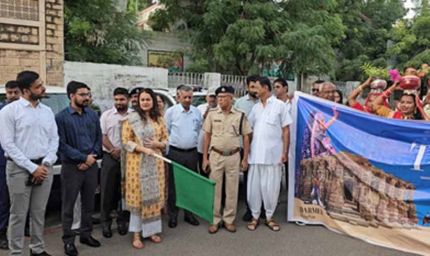 भव्य शोभायात्रा के साथ थार महोत्सव का शुभारंभ, कलेक्टर टीना डाबी ने दिखाई हरी झंडी