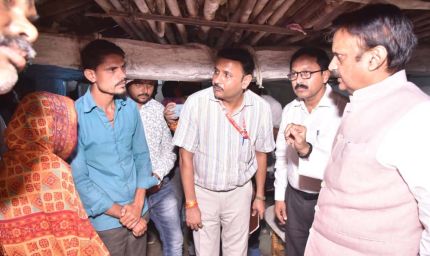 उप मुख्यमंत्री  शुक्ल ने आमला में पीड़ित परिवारों से मुलाकात कर दी सांत्वना