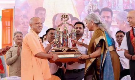 वित्त मंत्री निर्मला सीतारमण व सीएम योगी आदित्यनाथ ने किया दक्षिण के तीन संतों की मूर्तियों का अनावरण