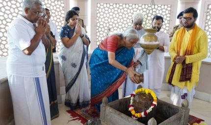 अयोध्या में वित्त मंत्री निर्मला सीतारमण ने परिवार संग उतारी प्रभु श्रीरामलला की आरती