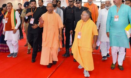 झांसी में सीएम योगी ने मुख्यमंत्री युवा उद्यमी विकास अभियान योजना के लाभार्थियों को दिए चेक