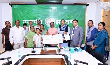 हेमंत सोरेन से शहीद आरक्षी सुनील कुमार राम और संतन कुमार मेहता के परिवारों की मुलाकात, CM ने दिया 1 करोड़ का चेक