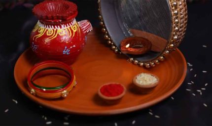 करवा चौथ पूजा की सही दिशा: कौन-सी ओर बैठने से मिलता है अखंड सौभाग्य?