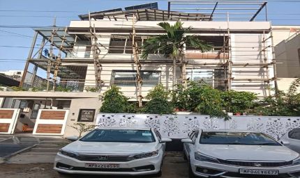 PWD इंजीनियर के ठिकानों पर छापा: 'मिनी मालदीव' बना रहा था, ₹3 करोड़ का सोना और 17 टन शहद बरामद