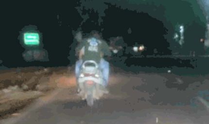 कांकेर में चलती स्कूटी पर कपल का सार्वजनिक रोमांस, वीडियो वायरल होने पर मचा हड़कंप