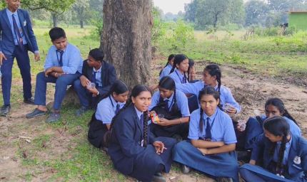 शिक्षिका के खिलाफ छात्रों का धरना : आरोप – तीन सालों से कर रही मानसिक प्रताड़ना, प्रभावशाली रिश्तों का डर दिखाती हैं