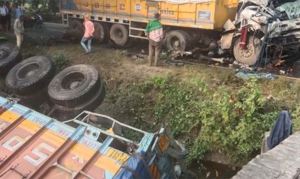 सासाराम में दो ट्रकों की भीषण टक्कर: झारखंड के चालक की मौत, यूपी के ड्राइवर की हालत गंभीर