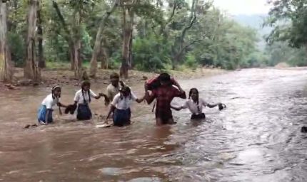 बारिश में फंसी स्कूली बच्ची, रेस्क्यू ऑपरेशन कर कराई नदी पार