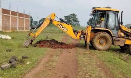 अवैध प्लॉटिंग पर प्रशासन का बुलडोजर, 10 एकड़ जमीन से हटाया कब्जा