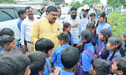 रायपुर : शिक्षा मंत्री गजेन्द्र यादव ने विद्यार्थियों से की आत्मीय भेंट, अनुशासन और लगन को बताया सफलता का मंत्र