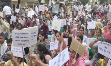 तबादले की मांग को लेकर भड़के शिक्षक, सीएम आवास के बाहर जोरदार प्रदर्शन