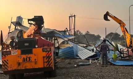 रतलाम में बुलडोजर एक्शन: दिल्ली-मुंबई एक्सप्रेसवे के पास अवैध ढाबों पर चला हथौड़ा, अतिक्रमण ढहा
