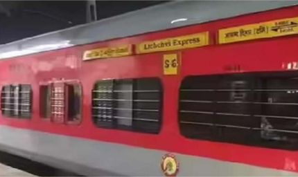 एकमा स्टेशन पर लिच्छवी एक्सप्रेस की AC बोगी में धुआं, यात्रियों में मची भगदड़