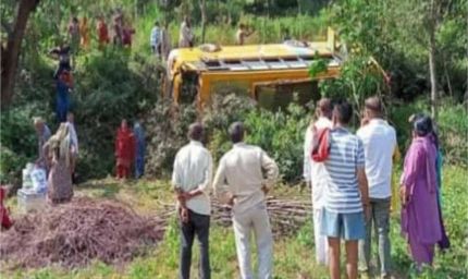 शादी की खुशी रह गई अधूरी: 42 बारातियों से भरी बस खाई में पलटी, 10 गंभीर घायल