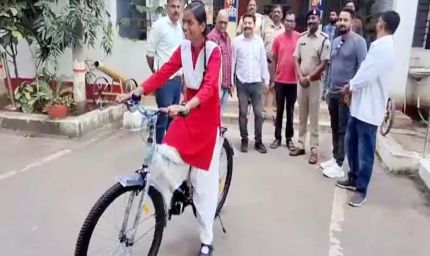 छात्रा की टूटी साइकिल लेकर पहुंची थाने, इंस्पेक्टर ने दिल जीत लिया — नई साइकिल कर दी भेंट