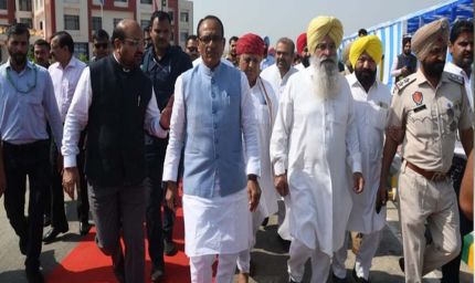 बाढ़ पीड़ितों के बीच पहुंचे कृषि मंत्री शिवराज चौहान, लुधियाना में दी आर्थिक मदद