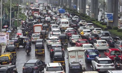 मुंबई-अहमदाबाद हाईवे पर 12 घंटे फंसे 500 स्कूली छात्र, लगा भीषण जाम