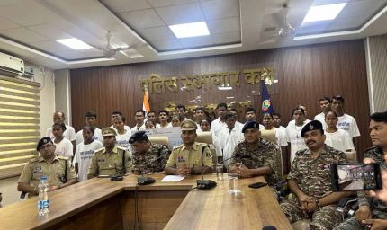 लाल आतंक से निजात: 27 नक्सली लौटे मुख्यधारा, 50 लाख का इनाम रद्द