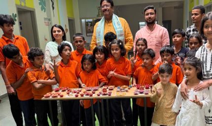 दिव्यांग बच्चों की मेहनत को मिला सहारा: अंजय शुक्ला ने कोपल वाणी से खरीदे 15,000 रुपये के दीपक, बढ़ाया उनका हौसला