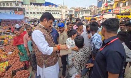 लोकल फॉर वोकल को बढ़ावा देने खाद्य मंत्री सपरिवार  खरीदी करने पहुंचे बाजार