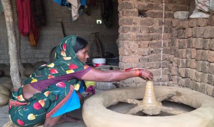 मिट्टी के दीयों से घर-आंगन जगमगाने वाली ललमोतिया की दिवाली इस बार होगी खास