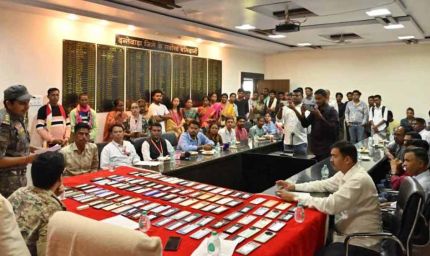 धनतेरस पर दंतेवाड़ा पुलिस की बड़ी पहल, लौटाए 107 खोए हुए मोबाइल