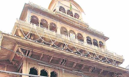 बांकेबिहारी मंदिर में फिर नियमों की अनदेखी! गर्भगृह के सामने दीपदान, सिर्फ 7 दीयों की थी अनुमति