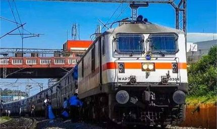 रेल हादसा: चलती ट्रेन से गिरे 3 यात्री, 2 की मौत, 1 की हालत गंभीर