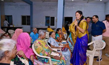 मंत्री लक्ष्मी राजवाड़े ने बुजुर्गों संग मनाई दीवाली