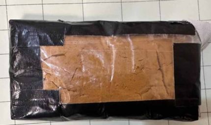 मुंबई एयरपोर्ट पर बड़ा धमाका: डीआरआई ने 1.2 किलो सोना जब्त किया, दो कर्मचारी गिरफ्तार