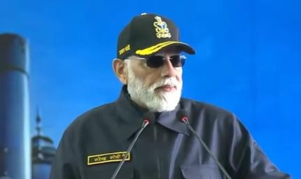 PM मोदी ने समुद्र में नौसेना संग मनाई दिवाली, INS विक्रांत का नाम सुनते ही कांपा पाकिस्तान