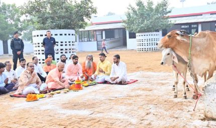 गोरखनाथ मंदिर की गोशाला में मुख्यमंत्री ने की गोवर्धन पूजा
